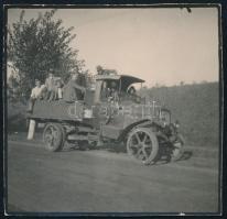 cca 1920 Férfiak teherautón, fotó, 6×6 cm