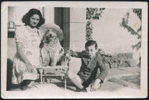 Gyerekek kalapos kutyával, fotó, felületén törésnyom, 6×9 cm