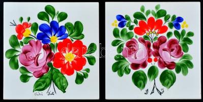 Dudás Juli és DJ jelzéssel: Virágok. 2 db kézzel festett kerámia csempe, 15x15 cm, hibátlan állapotban