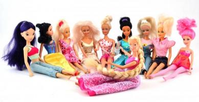 Babák, össz. 10 db: Simba vagy Mattel vagy Disney jelzéssel, 2 db márka vagy jelzés nélkül, mind ruh...