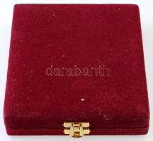 ~1990. "Szabadszállás Kiképző Központ" festett fém plakett eredeti tokban (91x71mm) T:1