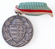 1929. "Magyar Háborús Emlékérem kardokkal, sisakkal" ezüstözött Br kitüntetés mellszalagon...