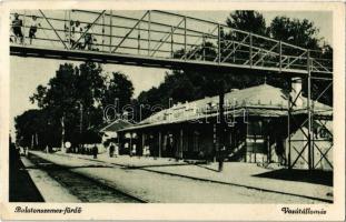 1943 Balatonszemes, Vasútállomás, vasutasok, gyalogos felüljáró a Balaton melletti nyaralókhoz