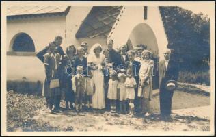 1946 Pesthidegkút, esküvői csoportkép, fotólap, 8,5×13,5 cm