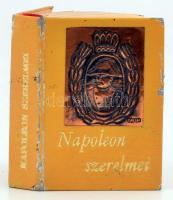 Napoleon szerelmei minikönyv. H.n., 1978, kiadó n. Bőr kötésben, borítóján Kállai jelzéssel ellátott réz plakettel. Megjelent 200 példányban. Kereskedelmi forgalomba nem került. Néhány színes és fekete-fehér reprodukcióval illusztrálva. Kopottas állapotban.