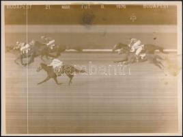 1976-1985 Budapest, 4 db lóverseny célfotó, 18×24 cm