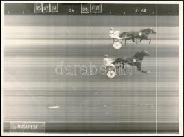 1976-1985 Budapest, 4 db lóverseny célfotó, 18×24 cm