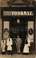 Budapest, Veres János fodrász üzlete, fodrászok a bejárat előtt. photo