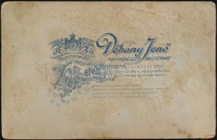 cca 1900 Szép népviseletben fotózkodó ifjú pár, fotó Dékány Jenő karcagi fényképész műterméből, 16×1...