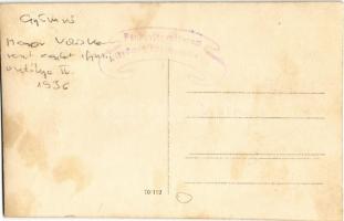 1936 Gyömrő, a Magyar Vöröskereszt Egylet Ifjúsági Osztálya, gyerekek csoportképe, mögöttük címeres ...