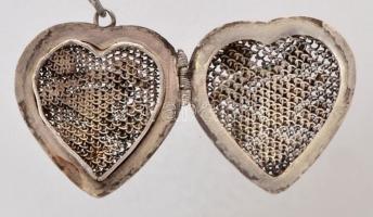 Ezüst(Ag) nyaklánc, szív alakú medállal, jelzett, h: 42 cm, bruttó: 8,5 g