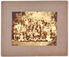 cca 1920-1930 Iskolai csoportkép, kartonra kasírozott fotó, 17×22 cm