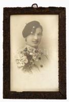 cca 1940 Hölgy portréja, fotólap a Foto Elite műteremből, üvegezett keretben, 13×8 cm