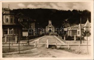 1930 Salgótarján, Villasor a református templommal, villák. Friedler Samu kiadása + SOMOSKŐÚJFALU - BUDAPEST 22 B vasúti mozgóposta bélyegző