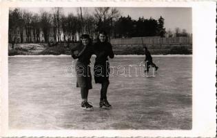 1941 Zombor, Sombor; korcsolyázó diáklányok télen / student girls are ice skating in winter. Foto Ivan, photo