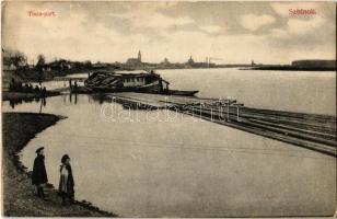 1910 Szolnok, Tisza-part, lakóuszály, úsztatott fák, távolban zsinagóga és templomok (EK)