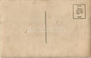 Ismeretlen strand, fürdőzők. photo