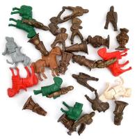 20 db fémből készült ólomkatona és műanyag játék figura