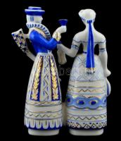 Hollóházi népviseletbe öltözött pár, férfialak vállán puskával kézzel festett, jelzett, hibátlan, m:...