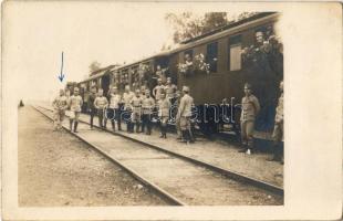 Osztrák-magyar katonák feldíszített vonattal indulnak a frontra / WWI Austro-Hungarian K.u.K. military, soldiers going to the front with a decorated train. J. Massak (erzherzogl. Kammerphotograph, Marburg a. D.) photo