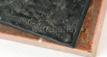 Paukert 1941 és LIL Zukov jelzéssel: Magot vető férfi szobor. Spiáter, márvány talapzaton, m: 32 cm