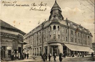 1915 Kaposvár, Turul szálloda, utca, Schlesinger Lajos rőfös és divatáruház üzlete a nagy gólyához, utcai árusok. Szabó Lipót 94. sz. 1915. (EK)