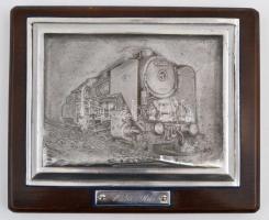 Plasztikus mozdonyt ábrázoló fém plakett, 1926-1966 évszámokkal, fa talapzaton, 15,5x19 cm