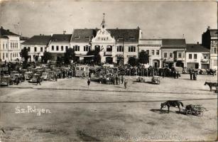 1940 Szászrégen, Reghin; Fő tér, bevonulás, automobilok, Hügel, Jacob J., Heinrich Graef és Carl Kasper üzlete / main square, entry of the Hungarian troops, automobiles, shops. photo + 1940 Szászrégen visszatért So. Stpl