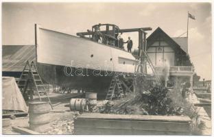 Balatonfüred, Yacht Club műhelye, hajó javítás alatt szerelőkkel. Kurzweil photo (ragasztónyom / gluemark)