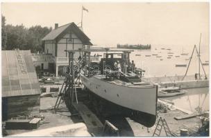 Balatonfüred, Yacht Club műhelye, hajó javítás alatt szerelőkkel, háttérben a fürdőház. Kurzweil photo (ragasztónyom / gluemark)