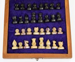 Egyedi készítésű kis uti sakk készlet csont bábukkal 16x17 cm