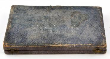 Ezüst nyelű süteményes kés és villa készlet. 6 személyes, díszdobozban