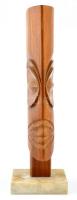 Absztrakt fa szobor. Jelzés nélkül. Faragott fa, alabástrom talapzaton. m: 40 cm