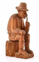 Kun János: Pipázó ember. Erdélyi faragott fa szobor. Jelzett, 23 cm