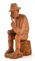 Kun János: Pipázó ember. Erdélyi faragott fa szobor. Jelzett, 23 cm