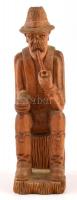 Kun János: Pipázó ember. Erdélyi faragott fa szobor. Jelzett, 23 cm