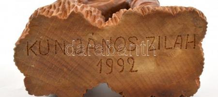 Kun János: Pipázó ember. Erdélyi faragott fa szobor. Jelzett, 23 cm