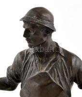 Wilhelm Zwick (1839-1916): Kovács, fémmunkás szobra. Ón. Jelzett, plusz Kayser jelzéssel is. / Statu...