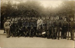 Osztrák-magyar katonák a Nap újsággal. Schäffer Armin felvétele / Austro-Hungarian (k..u.k.) military group photo, soldiers with newspaper. photo