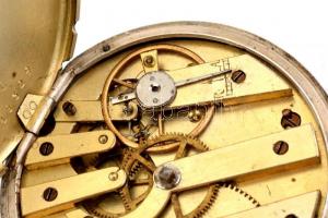 15 darabos zsebóra gyűjtemény. Három darab kisebb javításra szorul, az egyik antik ezüst, kulcsos. E...