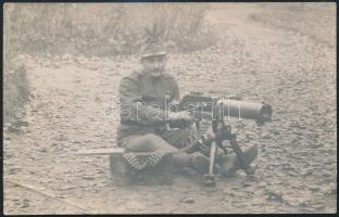 cca 1914-1918 Katona géppuskával, fotólap, sarka szakadt, 9×14 cm