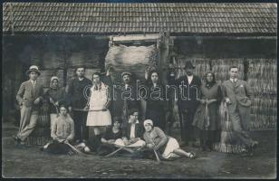 cca 1920 Falusi csoportkép, fotólap, 9×14 cm