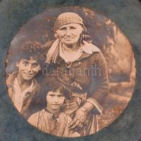 cca 1920-1940 Öreg cigány asszony két gyerekkel, kerek fakeretben, paszpartuban, körbevágott, d: 7 cm, keret: 14 cm