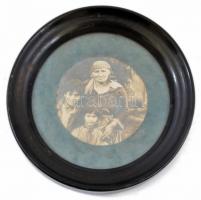 cca 1920-1940 Öreg cigány asszony két gyerekkel, kerek fakeretben, paszpartuban, körbevágott, d: 7 c...