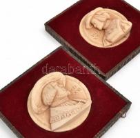 V. Károly és Izabella mellképe Műgyanta. Bársony és fém keretben. 10x10 cm