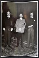 1935 Adolf Hitler német kancellár, John A. Simon brit külügyminiszter, és Anthony Eden brit Népszövetségi ügyek minisztere, későbbi brit külügyminiszer, majd brit miniszterelnök, 17x12 cm