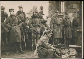 cca 1918-1919 Gépfegyveres népőrség a Lánchíd előtt, fotó, későbbi előhívás, 12x18 cm