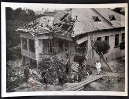 cca 1944 Budapest bombázásában megsérült épület fotója, szakadással a szélén, 13x18 cm