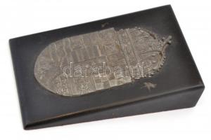 Fém középcímer, fa alapon, 19×9 cm