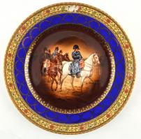 Napóleon lovon, porcelán dísztál, matricás, jelzett, kis kopásnyomokkal, d: 25 cm